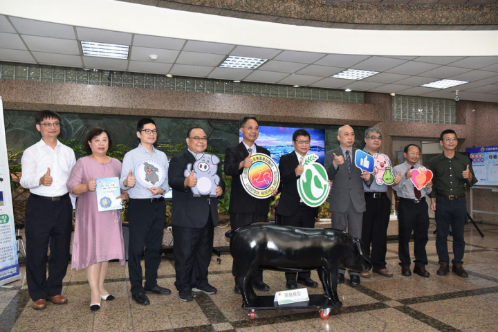 農委會9日在記者會中發布「母豬AI生育技術」研發成果，畜產試驗所長黃振芳（左5）表示，這是一套專門協助母豬發情及分娩的人工智慧化系統，透過偵測母豬外陰部腫脹情形辨識母豬是否已發情，準確率可達92%。（農委會提供）