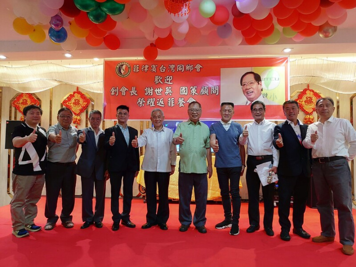 菲律賓台灣同鄉會13日選出第17、18屆幹部，由來菲31年的資深台商梁乙元（左4）和莊炳陽（左3）當選會長、監事長。駐菲代表徐佩勇（左5）、國策顧問謝世英（右5）出席活動。