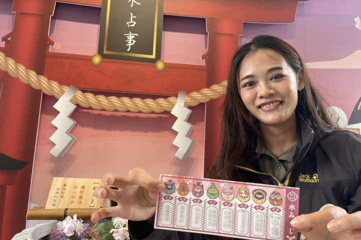 台南山上花園水道博物館規劃具日式風情的水占卜特區，除了有神社布景，還可讓遊客體驗特別的日本求籤方式。（台南市文化局提供）