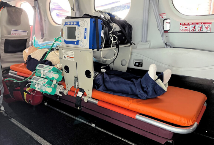 安捷航空承攬金門縣空中緊急醫療後送服務，預計12月正式啟動，安捷1日指出，駐地救護航空器不只是空中救護車，更是「空中加護病房」，內部將配備加護病房等級維生醫療設備，未來也將配合金門醫院完成葉克膜（ECMO）、主動脈內氣球幫浦（IABP）、早產兒保溫箱等大型及特殊醫療儀器的適航驗證。（安捷航空提供）