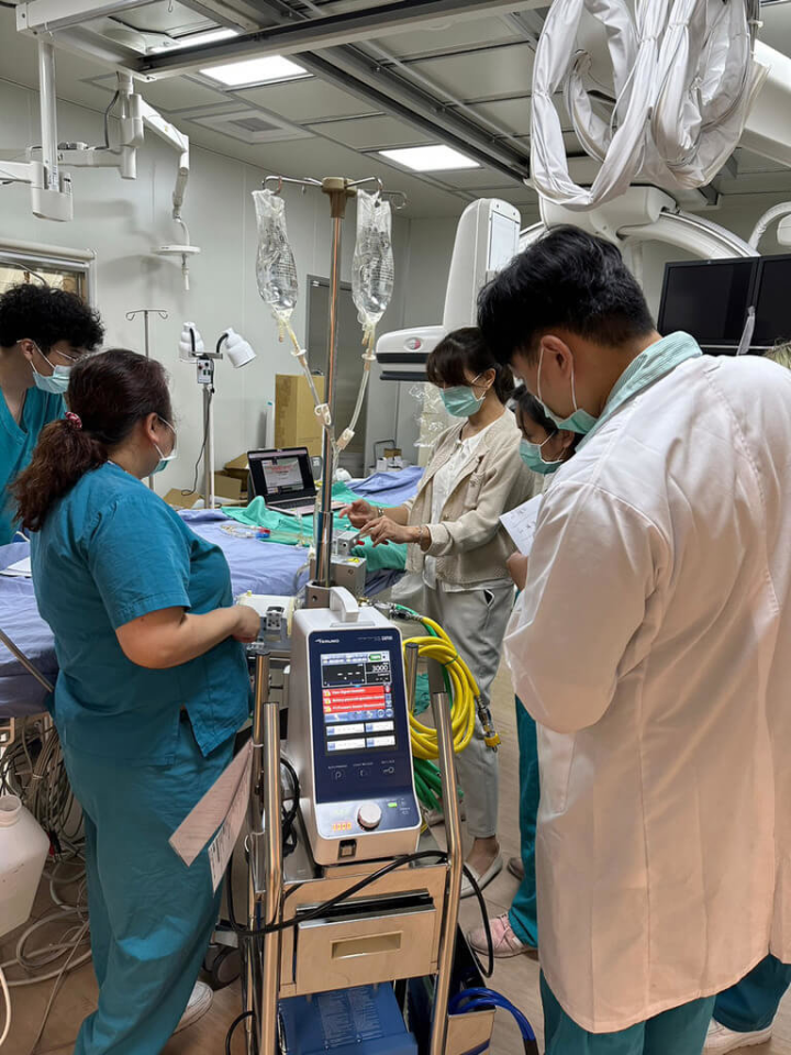 埔里基督教醫院獲贈南投縣第1部、價值新台幣約300萬元的「PCPS經皮心肺輔助器」，以利維持危急病人足夠血壓和氧氣濃度，進而有更多時間讓患者接受手術、心導管或血栓溶解劑治療，15日辦理捐贈儀式。（埔里基督教醫院提供）