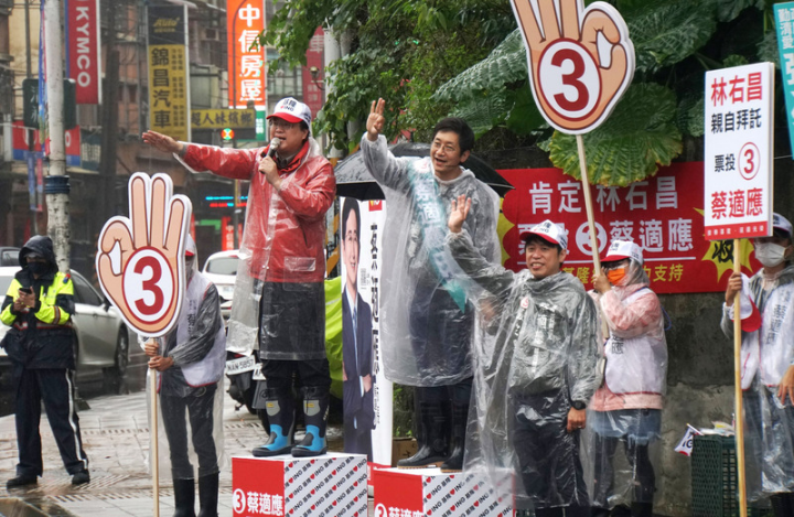 許多在台港人正體驗台灣在地的選舉文化，並羨慕台灣可以決定自己的事。圖為台灣選舉中常見候選人在重要路口拜票。 (圖：中央社)