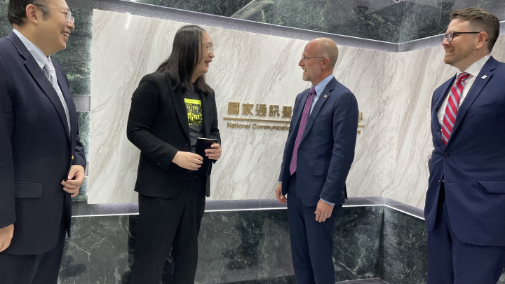 美國聯邦通訊委員會卡爾委員拜會數位發展部