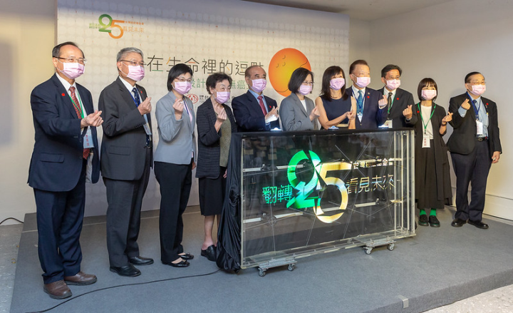 蔡英文總統11日下午出席「『刻在生命裡的逗點—財團法人台灣癌症基金會25週年特展』記者會」