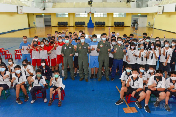 空軍第四聯隊至嘉義縣水上國中實施「全民國防-走入校園」活動。（空軍第四聯隊提供）