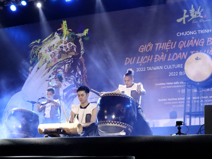 駐越南代表處19、20日舉辦2022台灣文化觀光宣傳活動，邀請台灣十鼓擊樂團連續兩晚在河內市還劍湖畔演出。這是駐越南代表處設處30年來，首次在還劍湖畔的東京義塾廣場舉辦大型公開活動。