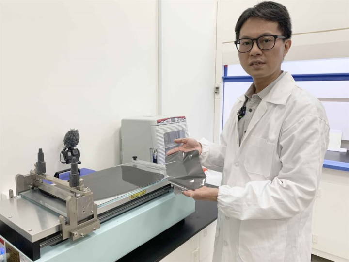 台灣科技大學應用科技研究所教授洪維松團隊研發出可同時產水、產電的石墨烯，獲2022全球百大科技研發獎，這項技術可用於太陽蒸餾產水與海洋波浪發電。（台科大提供）