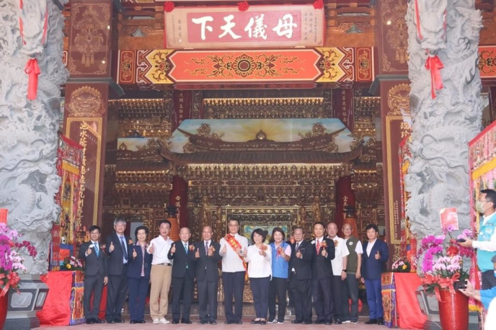 嘉義世明慈惠堂供奉「無極瑤池西王金母大天尊」，信徒籌資興建「瑤池寶殿」經16年竣工，18日舉行入火安座，內政部長徐國勇（左7）代表總統蔡英文贈匾「母儀天下」，嘉義縣長翁章梁（左4）、嘉義市長黃敏惠（左8）與總統府資政張博雅（左3）等都出席。（嘉義市政府提供）