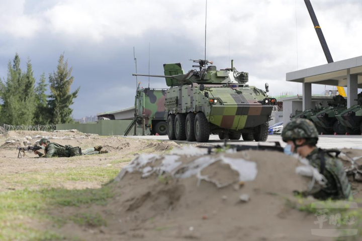 關指部官兵模擬對登陸之敵發起攻擊。