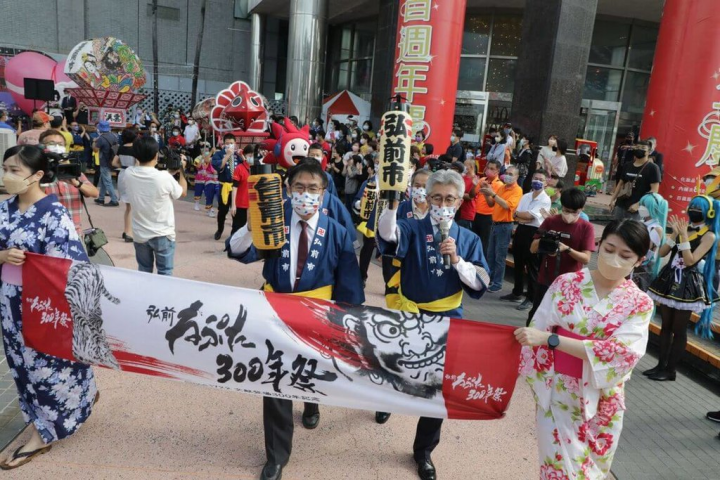 日本青森縣弘前市文化物產嘉年華16日在台南大遠百揭幕，推動台南市與弘前市農產交流。（台南市政府提供）