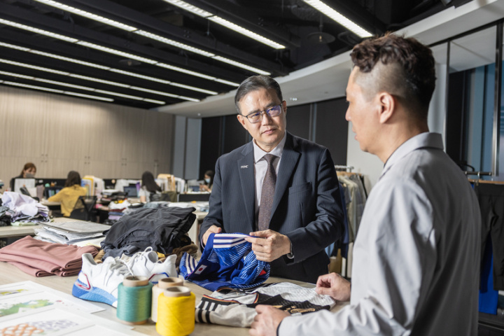 近年世足賽發生球員場上搶球意外扯破球衣，遠東新特別加強衣料強韌度，經過多次測試、校正係數及球員上場實測，才達到「防爆」高標準要求；從開發到製造出貨，至少要3年。圖為遠東新長纖事業部協理黃全億（左）、創新研發中心資深經理謝璁毅（右）。