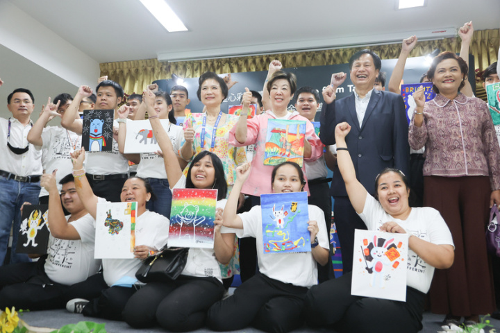 台灣APEC領袖代表張忠謀夫人張淑芬（2排右3）與 駐泰代表夫人朱清言（2排右4）19日參訪泰國自閉症 基金會，與孩童們一起合影留念。