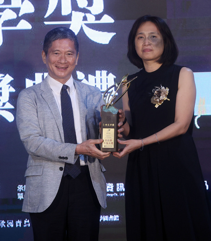 2022台灣文學獎金典獎贈獎典禮12日在台北舉行，由文化部長李永得（左）頒發「金典獎年度大獎」獎座給得主賴香吟（右）。