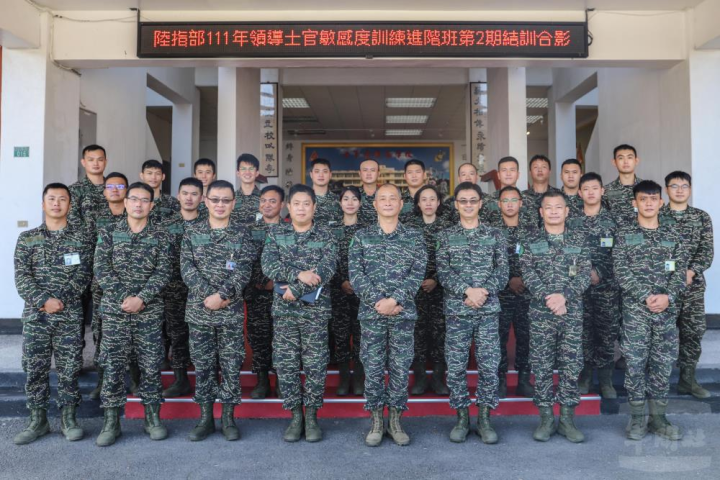 指揮官馬中將與結訓學員合影。（海軍陸戰隊提供）