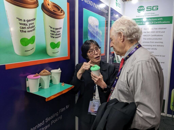 印度卡納塔卡省（Karnataka）2022年全球投資人博覽會2日至4日在科技大城班加羅爾（Bengaluru）舉行，圖為星巴克（Starbucks）共同創始人席格（Zev Seigl）（右）參觀台廠思創展位。（思創公司提供）