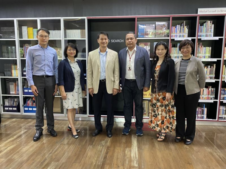 泰國知識管理局主席Twarath_Sutabutr（左三）、暹羅博物館長Rames_Promyen（右三）、文化部駐泰國文化組長田又安（右二）、國立臺灣博物館研究組長許毓純（右一）、展示企劃組助理研究員郭昭翎（左二）於活動開幕合影