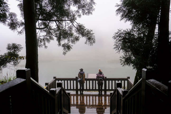 在陽明山夢幻湖畔靜靜等待霧起霧散，傾聽屬於在地的旋律，正是台灣寂靜山徑所發出的邀請。