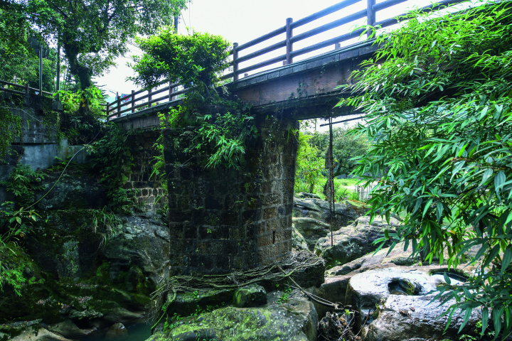 擁有百年歷史的糯米橋至今仍屹立不搖，展現古人與自然共生的智慧，橋下可見特殊的壺穴地形。