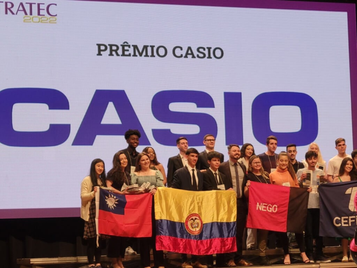 Chang Yu-yi (first left) holds the national flag of the Republic of China (Taiwan) when receiving the CASIO special award with other winners of the same award. Photo courtesy of National Taiwan Science Education Center