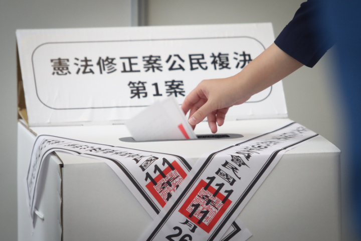 A ballot box for the voting age referendum at a polling station in Hsinchu. CNA photo Nov. 26, 2022