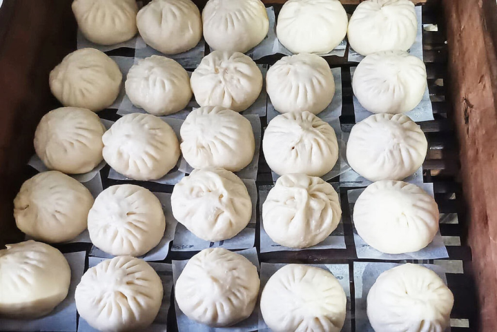 新北市農友13日表示，友善種植的茭白筍常會有5成的蟲害與鳥害，為珍惜食材，將被剔除的外觀賣相不佳者，研發製作成茭白筍包子（圖）等，讓農產保存期更長。（農友提供）