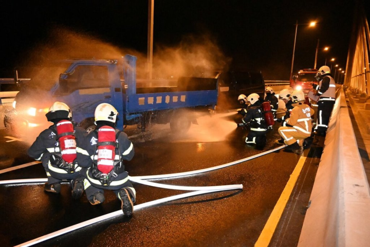 金門縣消防局3日表示，金門大橋災害搶救演練2日深夜進行，共動員90人參與，實地驗證封橋、橋上災害交通管制、人命救助、火災搶救、海上搜尋等應變作為。（金門縣消防局提供）