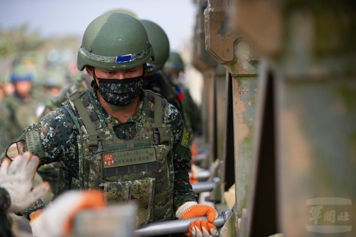 陸軍53工兵群工一營進行橋樑架設。