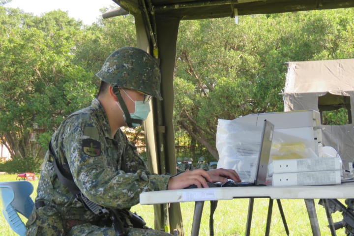 陸軍203旅通信連接受伺服器建置測考。（陸軍步兵第203旅提供）