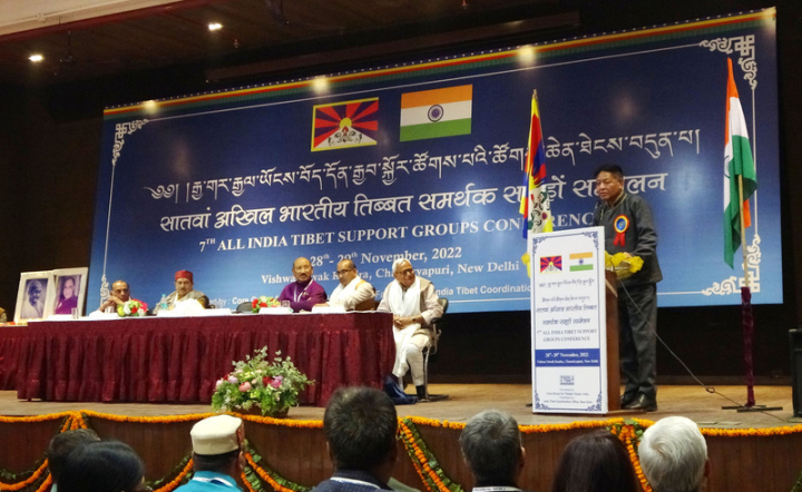 為期兩天的「第7屆全印度支持西藏組織大會」，28日起在德里召開。圖為藏人行政中央司政邊巴次仁（右）發表開幕演說。