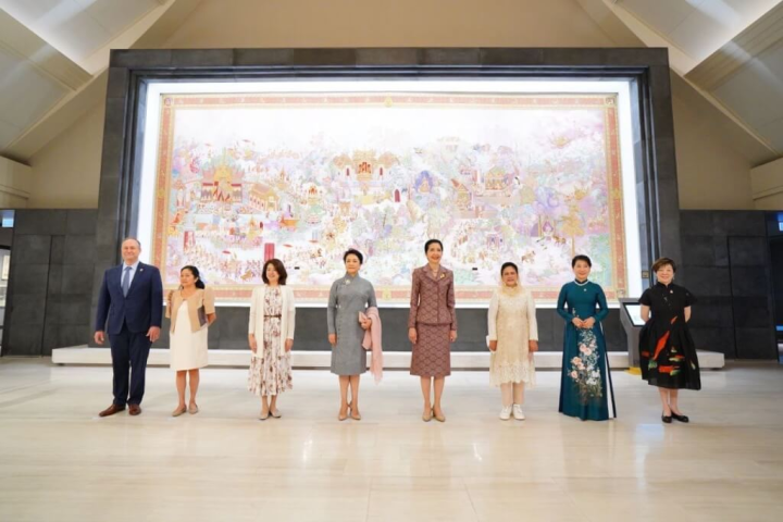 APEC領袖配偶18日參觀泰國國家藝術博物館，由左至右依序為美國第二先生任德龍、菲律賓總統夫人路易絲、日本首相夫人岸田裕子、中國國家主席夫人彭麗媛、泰國總理夫人娜拉蓬、印尼總統夫人伊利安娜、越南總理夫人陳秋月、台灣領袖代表夫人張淑芬。（台灣代表團提供）
