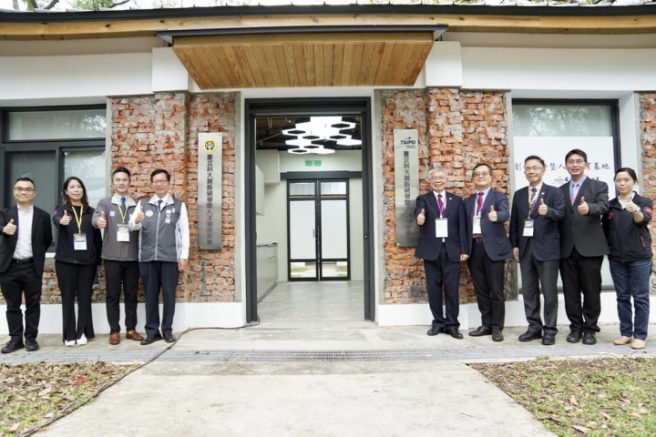 台北科技大學11日正式進駐桃園市虎頭山創新園區，桃園市長鄭文燦（左4）、中央大學校長周景揚（右3）等人為「北科大創新研發暨人才培育基地」揭牌。（北科大提供）