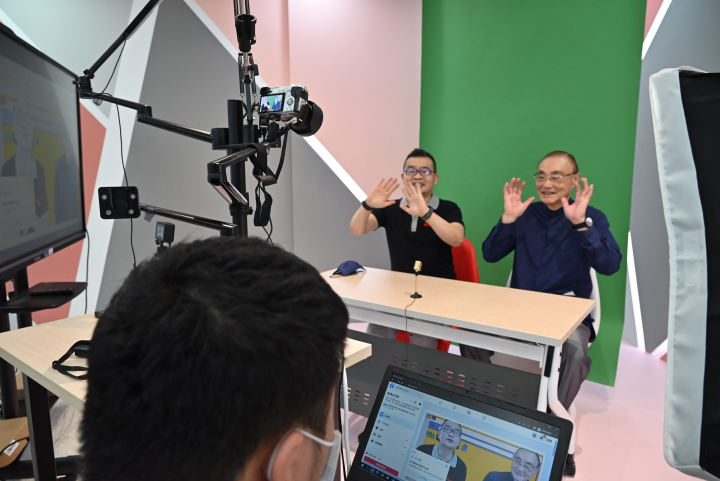 馮主委透過臺北城市科技大學專業設備親上直播平台體驗。