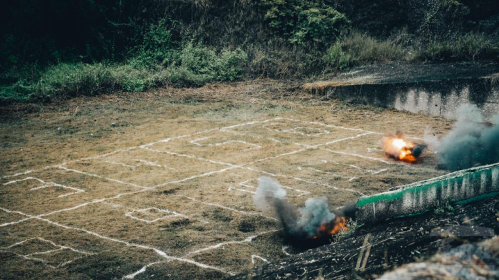 藉由手榴彈爆炸威力體驗，提升官兵心理素質與戰場抗壓。（陸軍第八軍團提供）