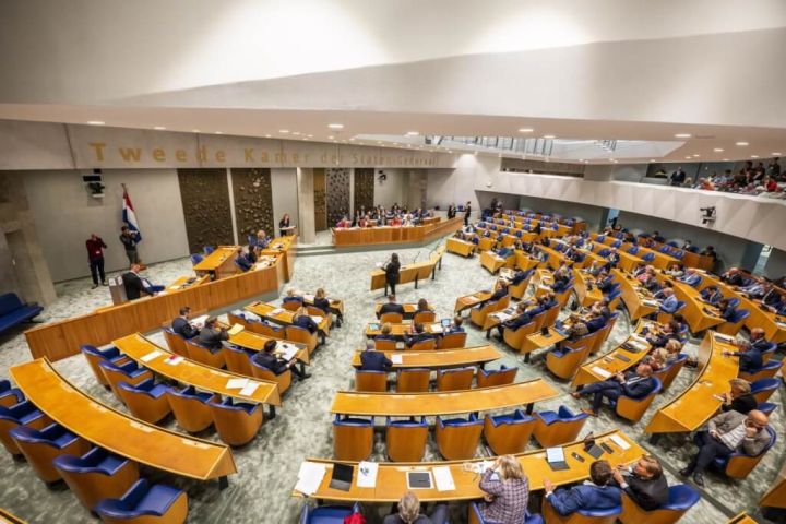 荷蘭眾議院11月29日以壓倒性票數通過「請荷蘭政府以任何可能方式加強與台灣雙邊及台歐盟關係」動議案。圖為荷蘭眾議院。（圖取自facebook.com/tweede.kamer）