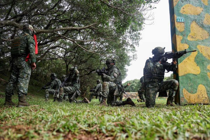 在教官引導下，官兵執行小部隊特種作戰訓練。