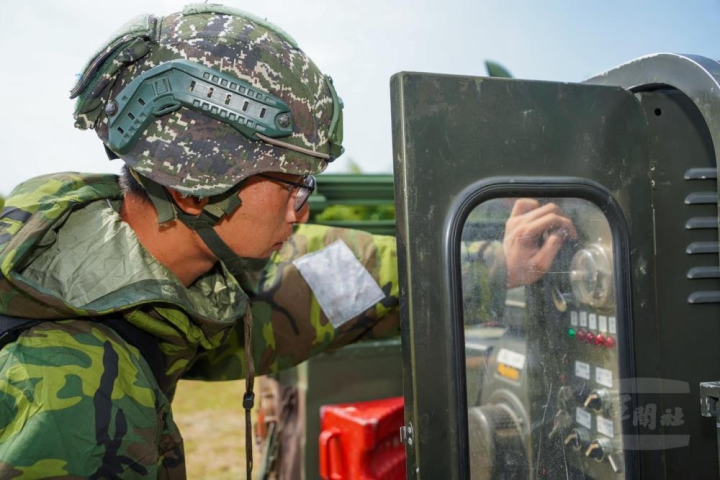 人員操作T4-86輕型消毒器。（取自中華民國海軍臉書）