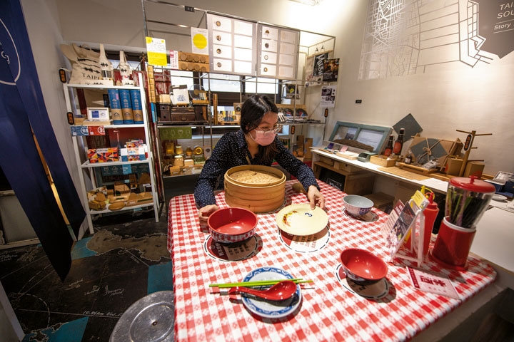 目目文創設計了小吃桌的互動體驗，只要移動碗盤就能聽到府城美食的聲景。