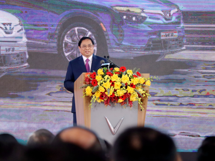 越南總理范明正25日在VinFast智慧電動車出口美國啟動儀式上表示，「這是越南品牌電動車正式進軍全球市場的重要里程碑」，肯定了越共黨和政府對民營經濟發展的正確政策。 (圖：中央社)