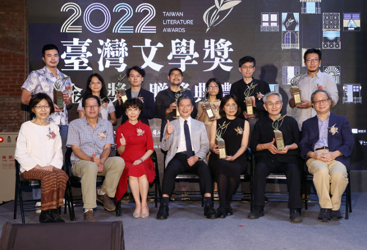 2022台灣文學獎金典獎贈獎典禮12日下午在台北舉行，文化部長李永得（前中）、複審評審團主席劉克襄（前左2）、決審評審團主席小野（前右）等人與得獎者開心合影。