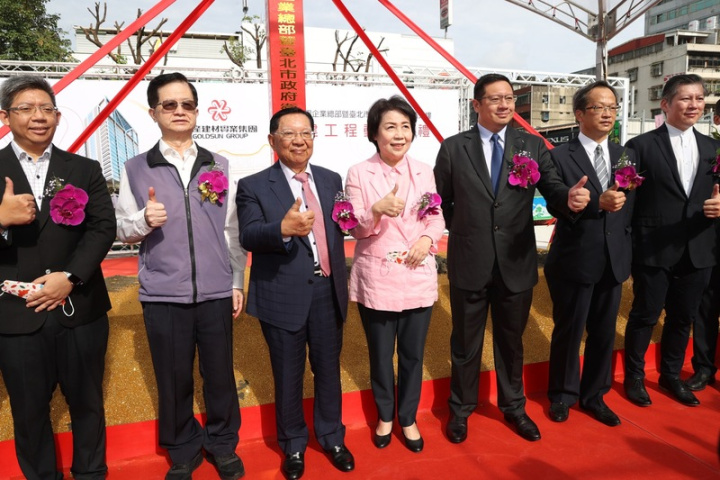 國產建材集團22日在南港舉行企業總部暨台北市政府衛生局辦公大樓新建工程動土典禮，國產集團董事長徐蘭英（右4）、中保科技集團總裁林孝信（左3）、國產集團副董事長林明昇（右3）、台北市衛生局長黃世傑（左2）主持開工後合影。