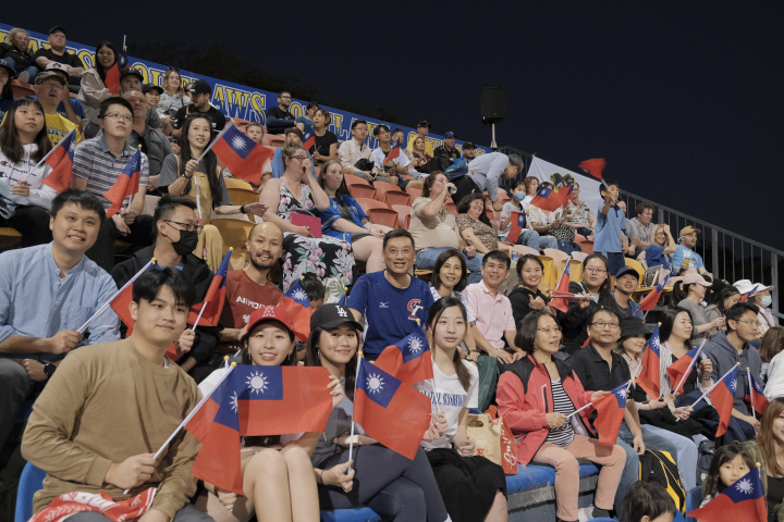 陶令文處長偕夫人與僑胞一同為臺灣選手加油