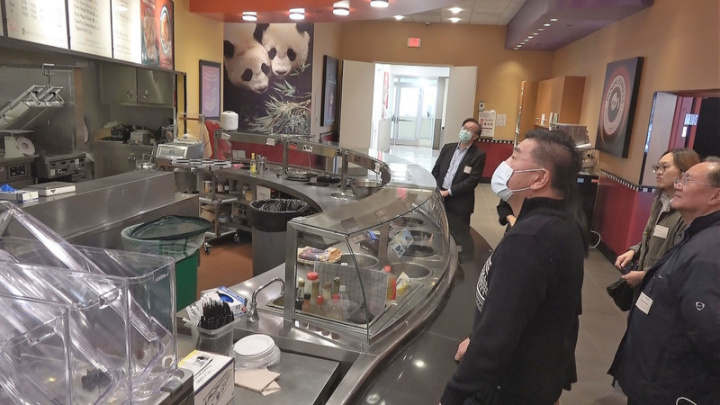 美國最大的中式速食連鎖餐廳熊貓快餐（Panda Express）企業總部內設有示範廚房，比照一般門市店面。