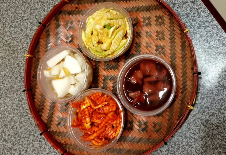 新北市農友13日表示，友善種植的茭白筍，受到嚴重鳥害與蟲害，為珍惜食材，將剔除的外觀不良品，精心研發製作不同口味的泡菜，讓農產應用更寬廣。（農友提供）