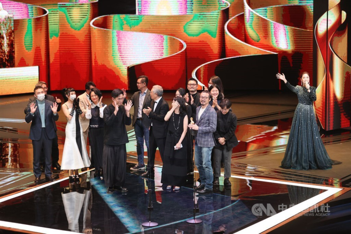 Hsienh Ying-xueh (right), host of this year's award ceremony, concludes the ceremony, with cast and the production team of "Coo-Coo 043," which won the best narrative feature award on the stage. CNA photo Nov. 19, 2022