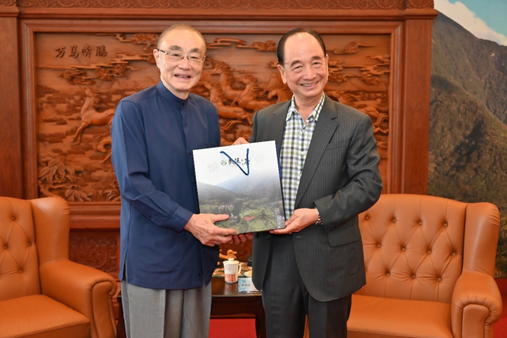 馮主委致贈臺北城市科技大學鄭逢時董事長本會高山茶葉禮盒。