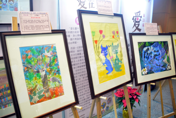 新北市「愛在畫中」身心障礙者巡迴畫展22日揭幕，評選120名得獎者，即日起至112年1月19日在市府4樓「藝文走廊」櫥窗展出作品。