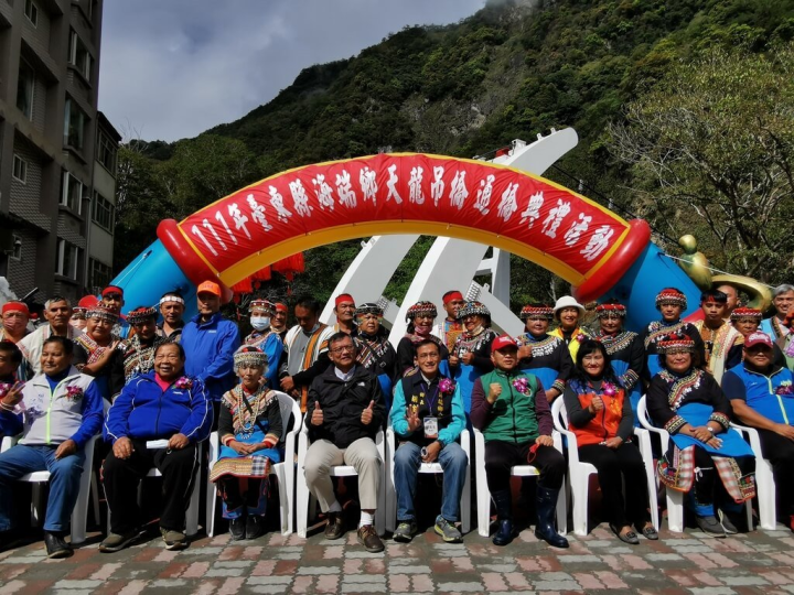 台東縣海端鄉公所6日舉行「天龍吊橋」通橋典禮，觀光局花東縱谷國家風景區管理處長郭振陵（前左4）、海端鄉長胡金至（前左5）等人共同剪綵。（民眾提供）