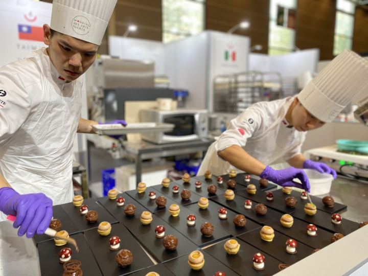 王家承、童怡靜兩位選手利用下班時間苦練，手上都是大大小小的燙傷。兩人的團隊精神與拼鬥態度獲得裁判一致青睞與讚賞，獲得最佳團隊精神獎。