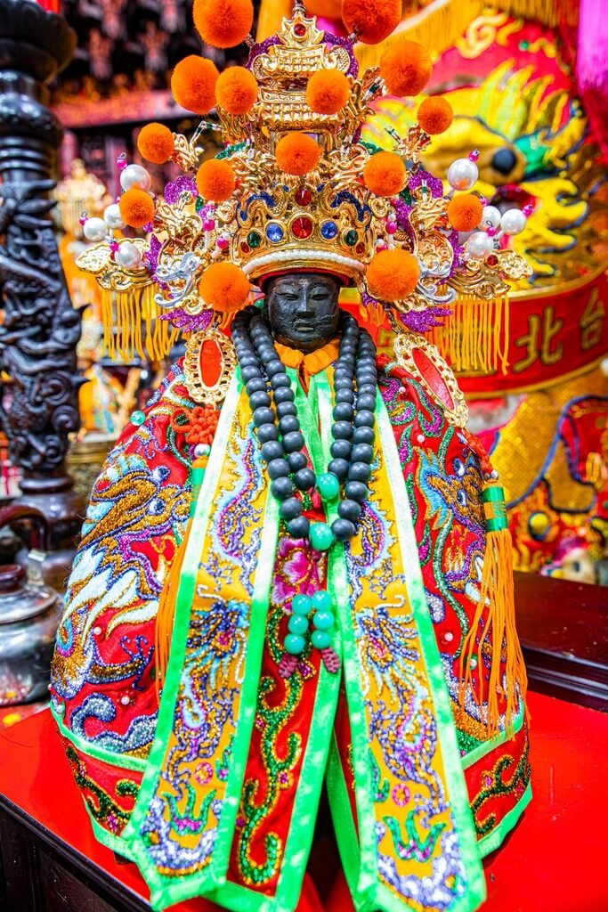 座落在大稻埕的台北靈安社歷史悠久，其中供奉的霞海城隍老祖神像相傳是先民在1821年攜帶渡海來台祭祀的神尊，見證北台灣軒社文化，獲台北市立文獻館公告指定為台北市一般古物文化資產。（台北市立文獻館提供）