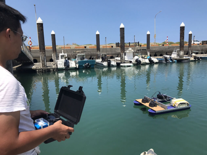 點點塑希望可以清理海洋水域中的微型塑膠、中小型海廢垃圾，為海洋保育盡心力。圖為透過遠端遙控方式操作海污清理無人載具。（點點塑提供）